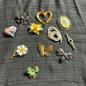 Bundle or lot of brooches.